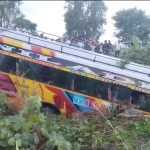 নয়নজলিতে নেমে গেলো বাস