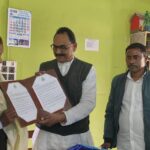 ‘উন্নয়নের পাঁচালি’ সম্মাননা স্মারক প্রদান ড. ওবাইদুর রহমানকে